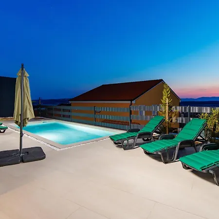 Armani With Heating Pool Villa *