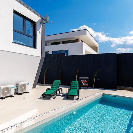 Armani With Heating Pool Villa